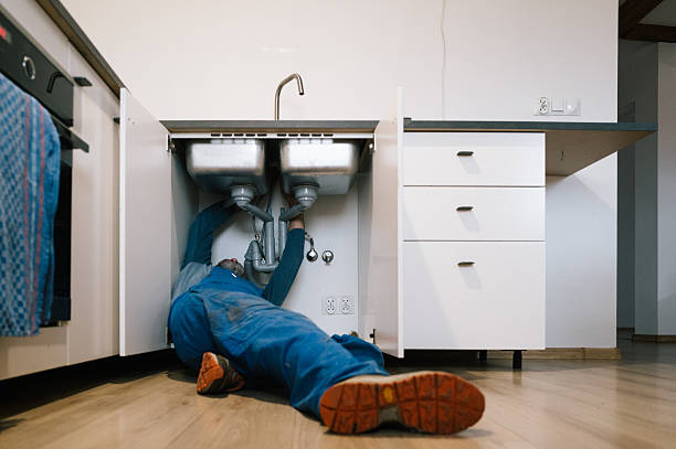 Professional Emergency Plumber technician working in Bolingbrook, IL